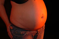 Bauch in rotem Licht