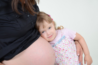 Babybauch mit Schwester