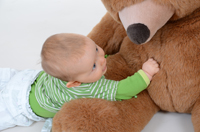 Baby mit Bär