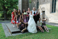 Braut mit Freundinnen