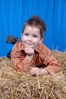 Kindergartenkind im Heu