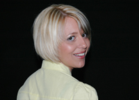 Vor schwarzem Hintergrund